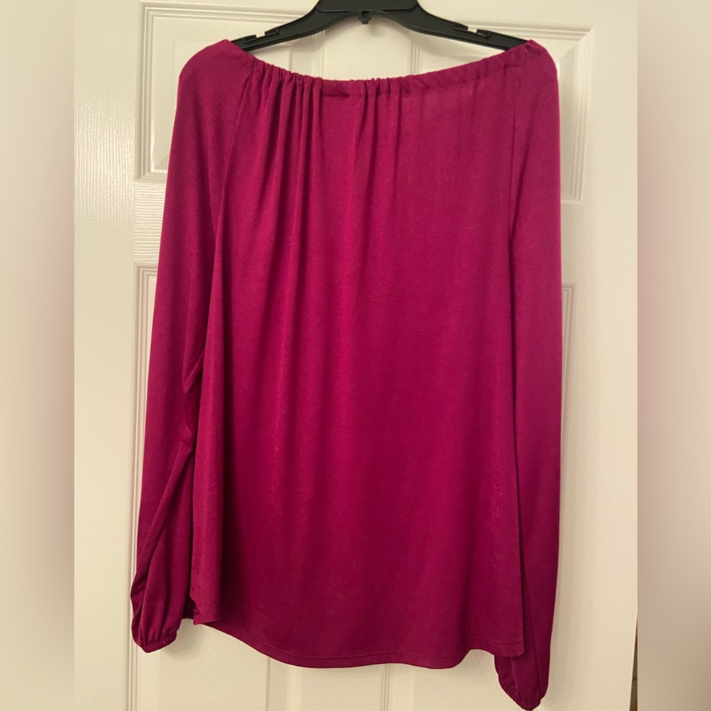 Pretty magenta long sleeved top Jennifer Lopez sz XL. Silver chain on collar - Picture 3 of 4